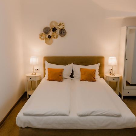 Hotel La Fontaine à Hunedoara Extérieur photo