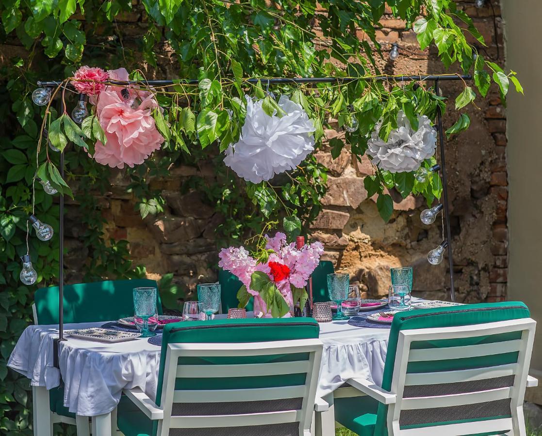 Hotel La Fontaine à Hunedoara Extérieur photo