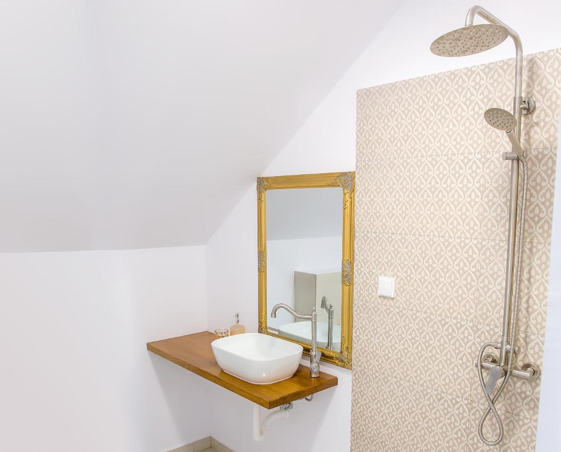 Hotel La Fontaine à Hunedoara Extérieur photo