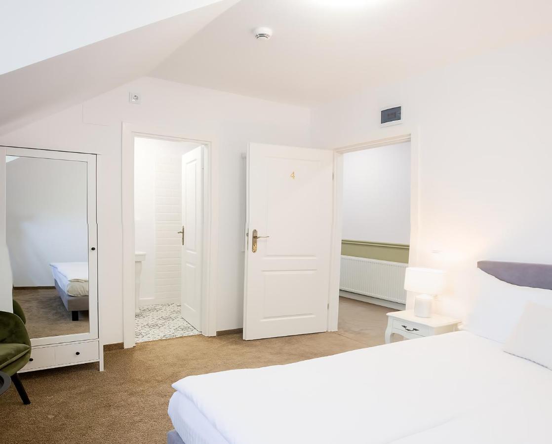 Hotel La Fontaine à Hunedoara Extérieur photo