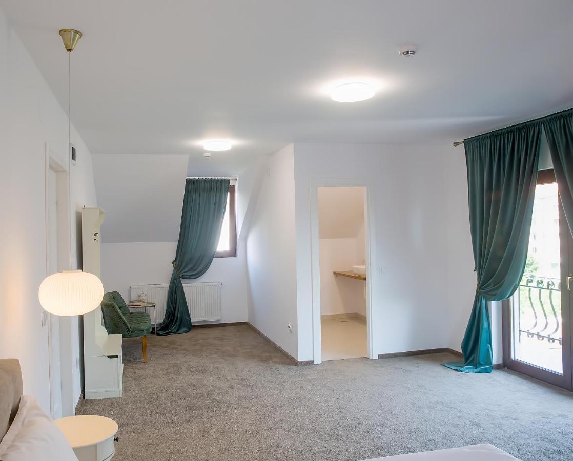 Hotel La Fontaine à Hunedoara Extérieur photo