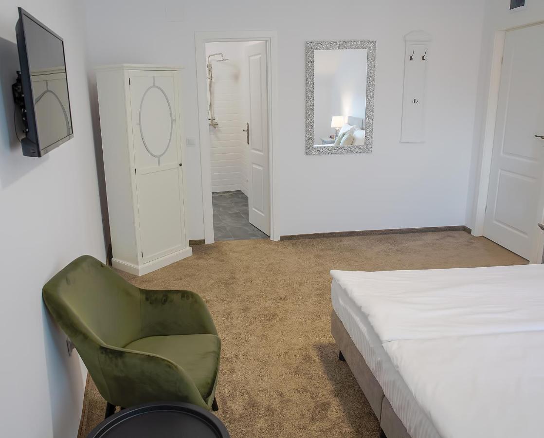 Hotel La Fontaine à Hunedoara Extérieur photo