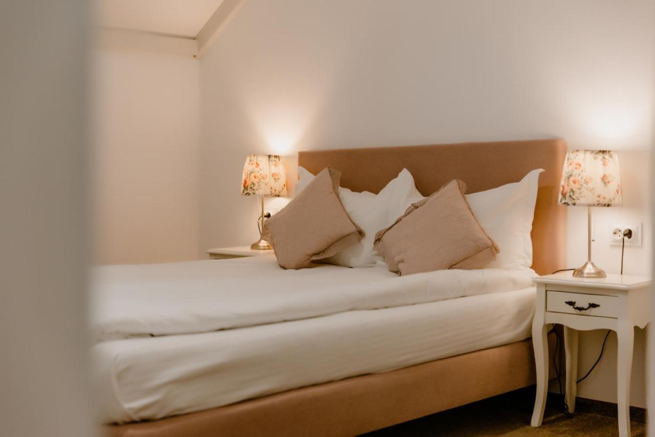 Hotel La Fontaine à Hunedoara Extérieur photo