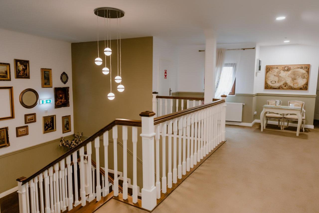Hotel La Fontaine à Hunedoara Extérieur photo