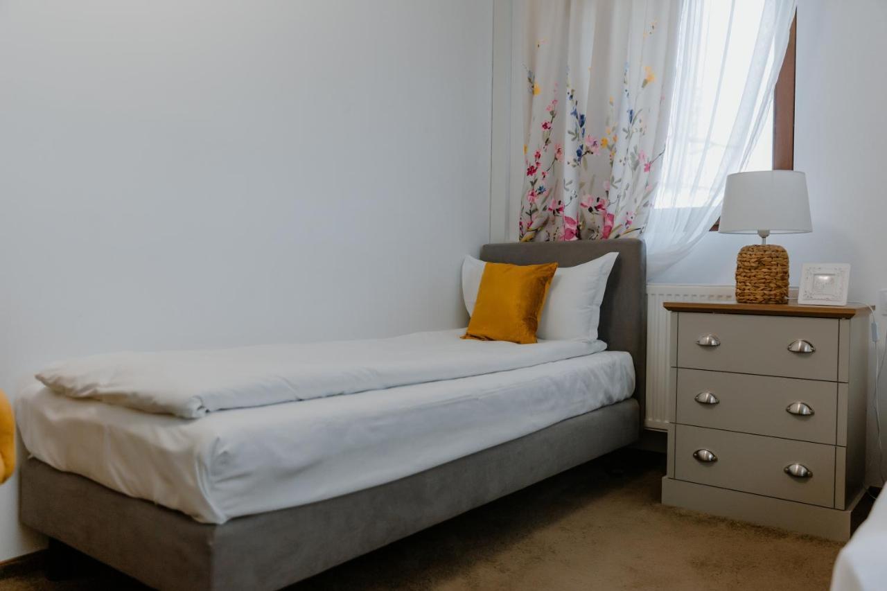 Hotel La Fontaine à Hunedoara Extérieur photo
