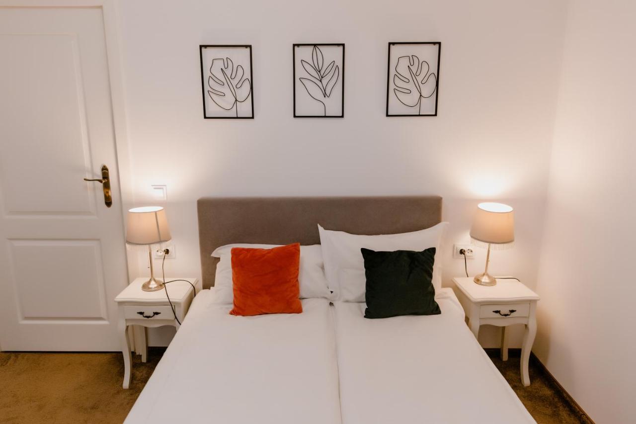 Hotel La Fontaine à Hunedoara Extérieur photo
