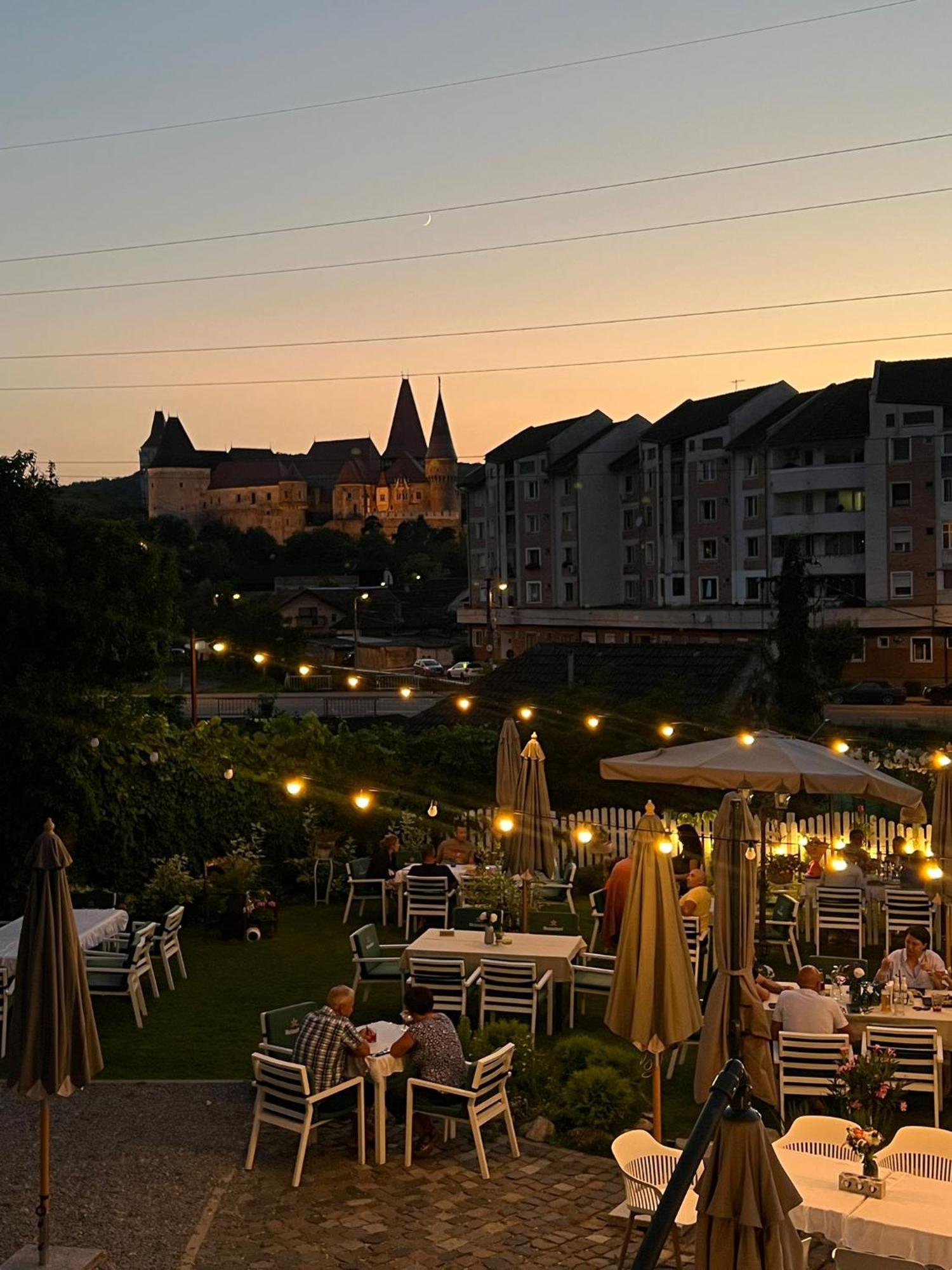 Hotel La Fontaine à Hunedoara Extérieur photo