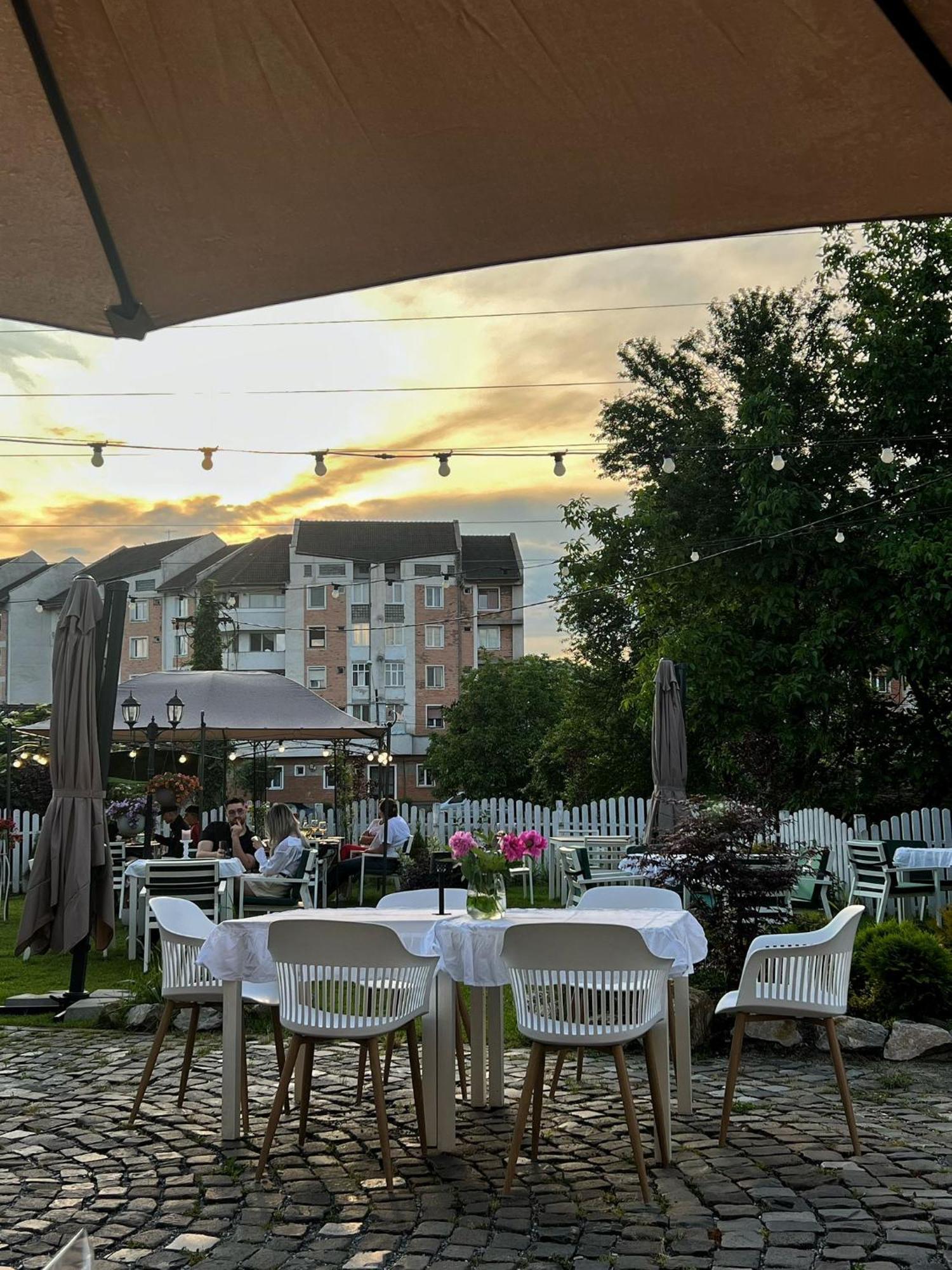 Hotel La Fontaine à Hunedoara Extérieur photo